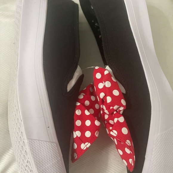 Brand new Disney Minnie Mouse sneakers from Disney Parks. Never worn - Picture 3 of 4